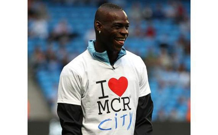 16/8/2011 – Sau khi tuyên bố rằng mình không phải là fan của Manchester, Balotelli mặc chiếc áo có thông điệp rất mâu thuẫn với những gì mình nói.
